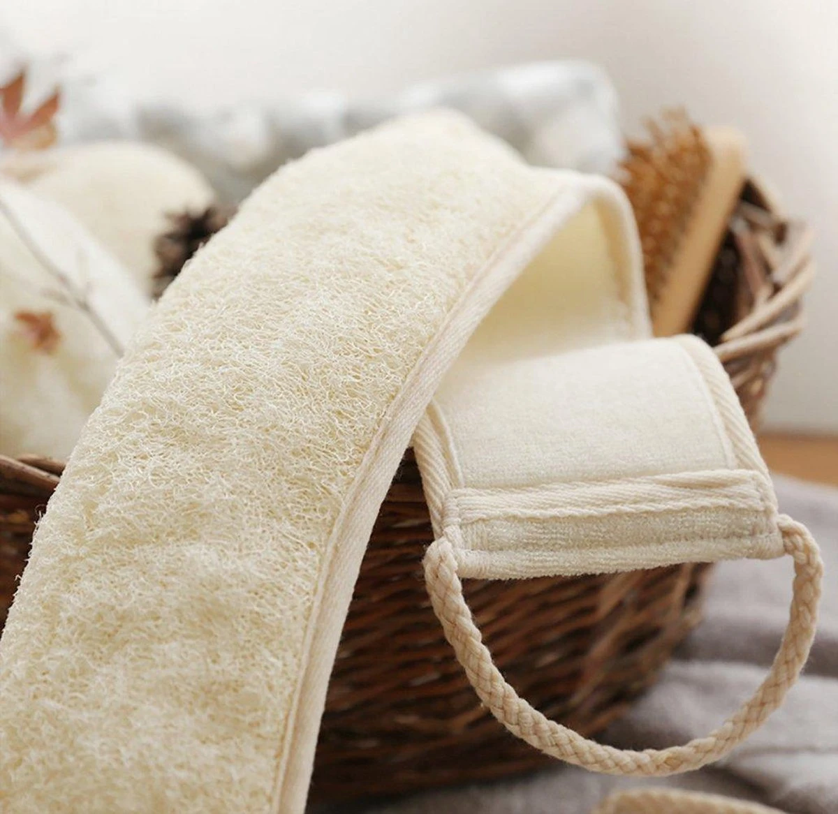 Merkloos Rug Spons Scrubber Van Loofah - Scrubborstel Doucheborstel Badborstel Massageborstel - Scrub Massage Douche & Bad Lichaam Borstel - Wit - 70cm