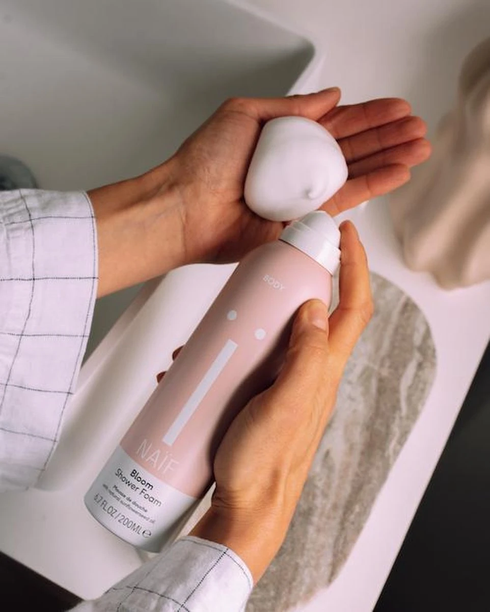 Naïf Family Doucheschuim Showerfoam Set - Voordeelverpakking - Lichaamsverzorging - 2 Stuks - Met Natuurlijke Ingrediënten - Afbeelding 3
